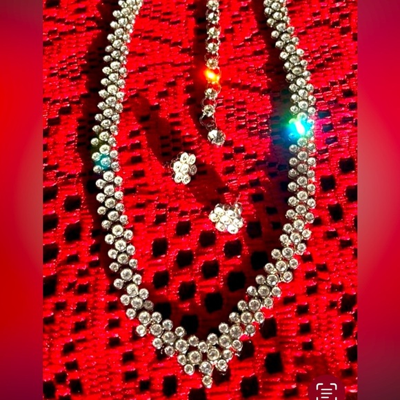 Vintage Avon Exclusive Glass Stones Necklace & Earrings Set - Picture 4 of 6